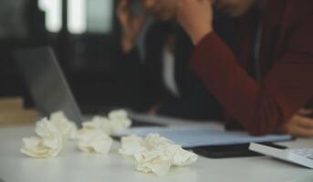 betont genervt Büro Mitarbeiter Manager haben Kopfschmerzen Migräne beim Geschäft Treffen mit seine Kollegen Über Geschäft Problem Sie haben zu lösen. Stress beim Arbeit oder Migräne Konzept. foto