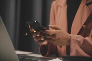 arbeit mit dem handy schreiben computer mobil chatten laptop kontaktieren sie uns am arbeitsplatz, planung ideen investoren suche im internet, ideen verbinden menschen. foto