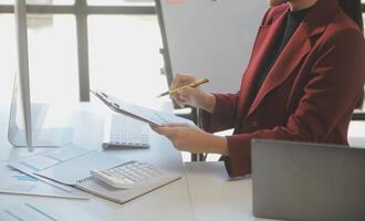 abgeschnitten Bild von Fachmann Geschäftsfrau Arbeiten beim ihr Büro über Laptop, jung weiblich Manager mit tragbar Computer Gerät während Sitzung beim modern Dachgeschoss, Fackel Licht, Arbeit Prozess Konzept foto