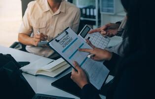 Finanzmanagertreffen zur Diskussion des Erfolgs des Unternehmenswachstumsprojekts Finanzstatistik, professioneller Investor, der ein Startprojekt für den Strategieplan mit Dokument, Laptop und digitalem Tablet arbeitet. foto