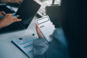 Finanzmanagertreffen zur Diskussion des Erfolgs des Unternehmenswachstumsprojekts Finanzstatistik, professioneller Investor, der ein Startprojekt für den Strategieplan mit Dokument, Laptop und digitalem Tablet arbeitet. foto