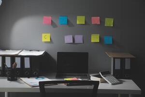 Studio Arbeitsplatz mit Laptop Computer und Büro Lieferungen. Arbeit von heim. mit Kopieren Raum foto