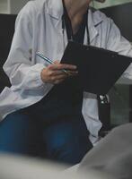 Arzt halten Hände und tröstlich geduldig im Klinik foto
