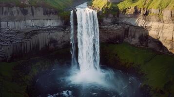 majestätisch Wasserfall Kaskadierung Nieder moosbedeckt Felsen in erfrischend Schwimmbad unten foto