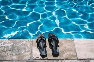 Paar von Flip Flops links beim das Kante von Schwimmbad, Signalisierung sorglos Sommer- Tag foto