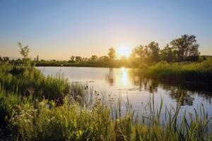 Sonnenuntergang Über still See, Gießen warm glühen Über das Wasser und Umgebung Landschaft foto