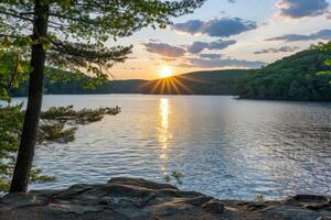 Sonnenuntergang Über still See, Gießen warm glühen Über das Wasser und Umgebung Landschaft foto