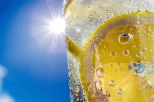 erfrischend Glas von Limonade, Kondensation glitzernd im das Sommer- Hitze foto