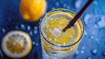 erfrischend Glas von Limonade, Kondensation glitzernd im das Sommer- Hitze foto