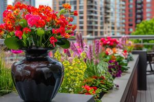 Dach Garten Oase im das Herz von das Stadt, Blühen mit beschwingt Blumen und grün Laub foto