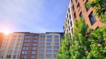 modern Wohn Gebäude mit Neu Wohnungen im ein Grün Wohn Bereich. Öko die Architektur. Grün Baum und Neu Wohnung Gebäude. das Harmonie von Natur und Modernität. foto