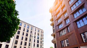 modern Wohn Gebäude mit Neu Wohnungen im ein Grün Wohn Bereich. Öko die Architektur. Grün Baum und Neu Wohnung Gebäude. das Harmonie von Natur und Modernität. foto