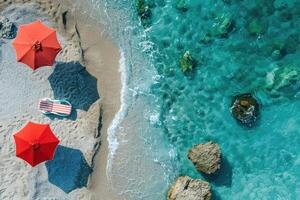 Drohne Aussicht von tolle Strand mit Regenschirme und Salon Stühle Betten schließen zu Türkis Meer. oben von Sommer- Strand Landschaft, inspirierend Paar Urlaub, romantisch Urlaub. Freiheit Reise foto
