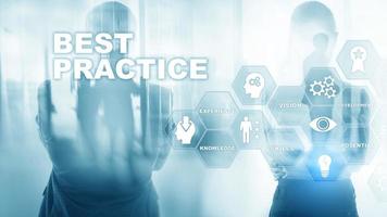 Best Practice auf dem virtuellen Bildschirm. Geschäfts-, Technologie-, Internet- und Netzwerkkonzept