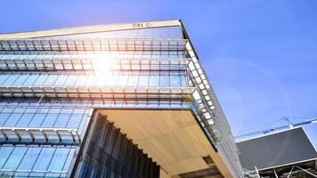 architektonisch Fassade Gebäude mit von Glas Elemente. Außen von ein modern industriell Gebäude. foto