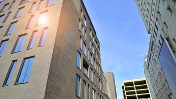 modern Büro Gebäude Detail. Perspektive Aussicht von geometrisch eckig Beton Fenster auf das Fassade von ein Modernist Brutalist Stil Gebäude. foto