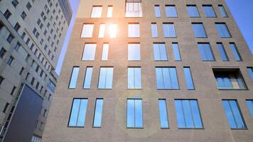 modern Büro Gebäude Detail. Perspektive Aussicht von geometrisch eckig Beton Fenster auf das Fassade von ein Modernist Brutalist Stil Gebäude. foto