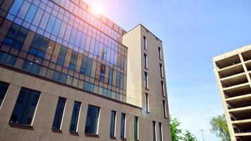 modern Büro Gebäude Detail. Perspektive Aussicht von geometrisch eckig Beton Fenster auf das Fassade von ein Modernist Brutalist Stil Gebäude. foto