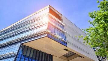 architektonisch Fassade Gebäude mit von Glas Elemente. Außen von ein modern industriell Gebäude. foto