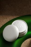 kosmetische Cremeflaschenbehälter Feuchtigkeitscreme auf sandtrockenem Boden, leeres Etikett für Branding-Mock-up, natürliches Schönheitsproduktkonzept. Exemplar. 3D-Darstellung foto