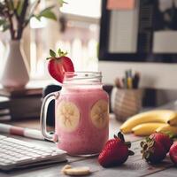 ein Obst Smoothie auf ein Arbeit Tabelle im ein Boho-Stil Büro foto