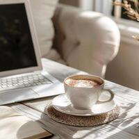 ein Cappuccino auf ein Arbeit Tabelle im ein Boho-Stil Büro foto