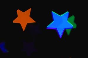 Light Orange Star Lichteffekt isolierte Overlay-Glitter-Textur auf Schwarz. foto