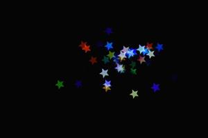 Licht bunter blauer Stern wenig Effekt isolierte Overlay-Glitter-Textur auf Schwarz. foto