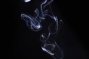abstrakte hellblaue realistische Rauchnebelüberlagerungsbrechungstextur natürlich auf Schwarz. foto
