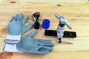 exzentrische Konusaufweitung und Handschuhe für die Reparatur von Klimaanlagen. foto