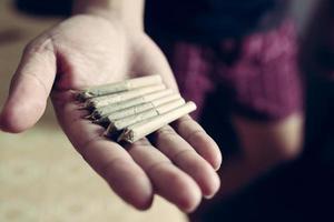 Marihuana Joints und Knospen zur Hand foto