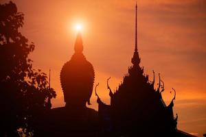 die buddha-statue silhouette symbol des religionsbuddhismus foto