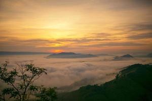 Landschaftsnebel im Morgengrauen eines hohen Gebirgspasses zum Mekong-Fluss zwischen Thailand und Laos.