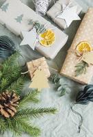 Weihnachtsdekorative hausgemachte Geschenkboxen in braunem Kraftpapier verpackt foto