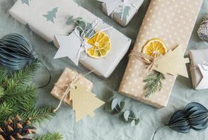 Weihnachtsdekorative hausgemachte Geschenkboxen in braunem Kraftpapier verpackt foto