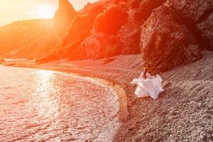 mysteriös Frau Silhouette lange Haar Spaziergänge auf das Strand Ozean Wasser, Meer Nymphe Wind hört zu zu das Welle. wirft oben ein lange Weiß Kleid, ein göttlich Sonnenuntergang. künstlerisch Foto von das zurück ohne ein Gesicht