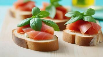 Bruschetta, herrlich frisch rot Fisch und Gurke Scheiben, Rucola Blätter öffnen Sandwich , auf ein Licht Hintergrund foto