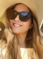 Schönheit, Sommer- Urlaub und Mode, Gesicht Porträt von glücklich Frau tragen Hut und Sonnenbrille, zum Hautpflege Kosmetika, Sonnenschutz spf Lebensstil aussehen foto