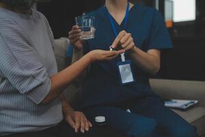 Ärzte sind geben Rat auf Medikation zu Patienten im Krankenhaus Untersuchung Räume, Behandlung Krankheiten von Spezialisten und Bereitstellung gezielt Behandlung. Konzepte von medizinisch Behandlung und Spezialisten. foto