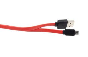rot USB Kabel isoliert auf Weiß Hintergrund foto