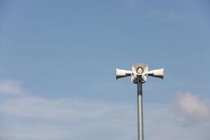 Horn Lautsprecher im das Park mit Blau Himmel Hintergrund foto