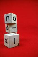 lehrreich Stapeln Würfel Spielzeug gemacht von Holz mit Zahlen und Briefe foto