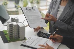 Geschäft Unterzeichnung ein Vertrag Kaufen - - verkaufen Haus, Versicherung Agent Analysieren Über Zuhause Investition Darlehen echt Nachlass Konzept. foto