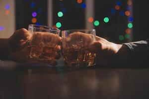 Feier Nacht, gießen Whiskey in ein Glas. geben zu freunde Wer Kommen Sie zu feiern foto