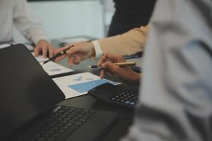 Zusammenarbeit von Geschäftsteams, Diskussion der Arbeit, Analyse mit Finanzdaten und Marketing-Wachstumsberichtsgrafik im Team, Präsentation und Brainstorming zur Strategieplanung, um vom Unternehmen zu profitieren. foto