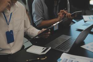 Zusammenarbeit von Geschäftsteams, Diskussion der Arbeit, Analyse mit Finanzdaten und Marketing-Wachstumsberichtsgrafik im Team, Präsentation und Brainstorming zur Strategieplanung, um vom Unternehmen zu profitieren. foto