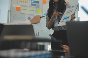 Zusammenarbeit von Geschäftsteams, Diskussion der Arbeit, Analyse mit Finanzdaten und Marketing-Wachstumsberichtsgrafik im Team, Präsentation und Brainstorming zur Strategieplanung, um vom Unternehmen zu profitieren. foto