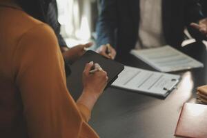 Gerechtigkeits- und Rechtskonzept. Legal Counsel präsentiert dem Mandanten einen unterschriebenen Vertrag mit Hammer und Legal Law oder Legal mit Teammeeting in der Anwaltskanzlei im Hintergrund foto