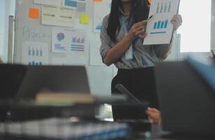 Zusammenarbeit von Geschäftsteams, Diskussion der Arbeit, Analyse mit Finanzdaten und Marketing-Wachstumsberichtsgrafik im Team, Präsentation und Brainstorming zur Strategieplanung, um vom Unternehmen zu profitieren. foto