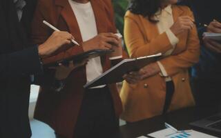 Zusammenarbeit von Geschäftsteams, Diskussion der Arbeit, Analyse mit Finanzdaten und Marketing-Wachstumsberichtsgrafik im Team, Präsentation und Brainstorming zur Strategieplanung, um vom Unternehmen zu profitieren. foto